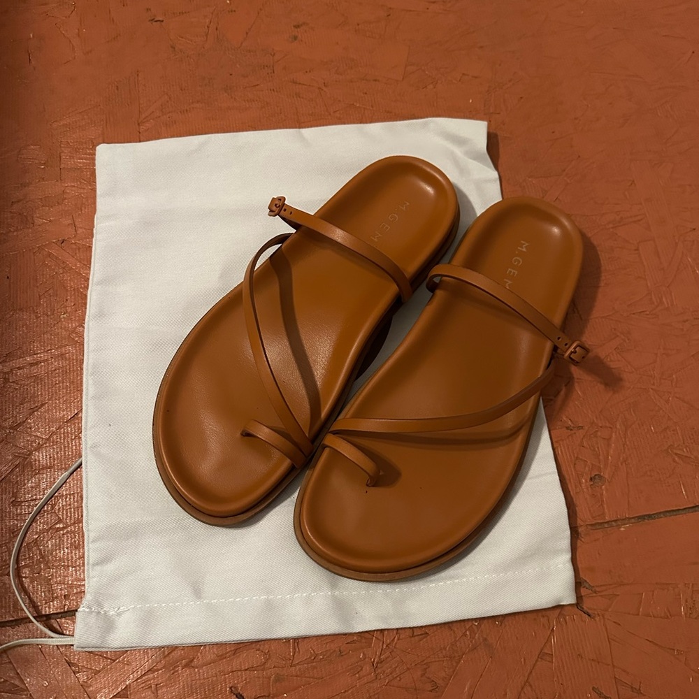 Chic Tan Leather Sandals